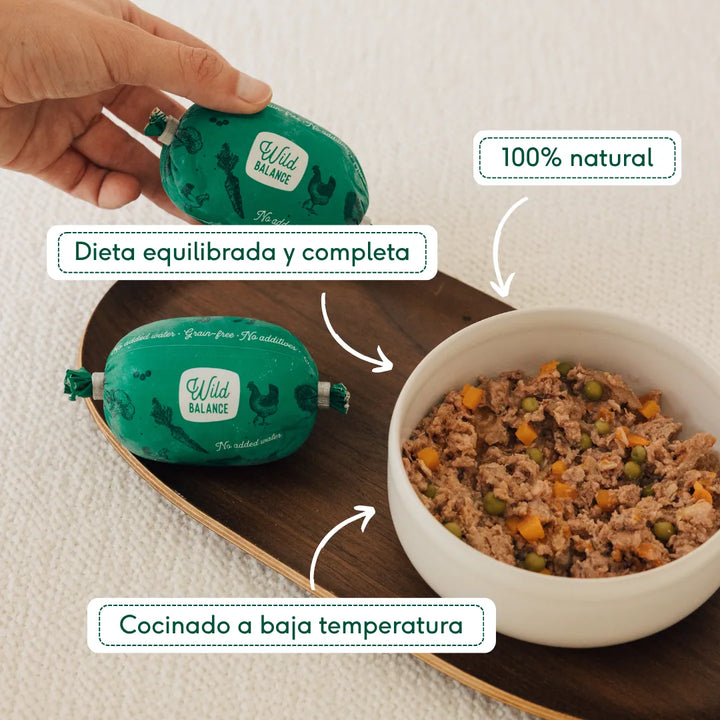 comida cocinada de pollo con verduras para gatos