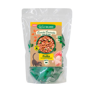 comida cocinada de pollo con verduras para gatos