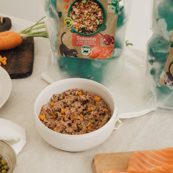 comida cocinada de salmón con ternera para gatos